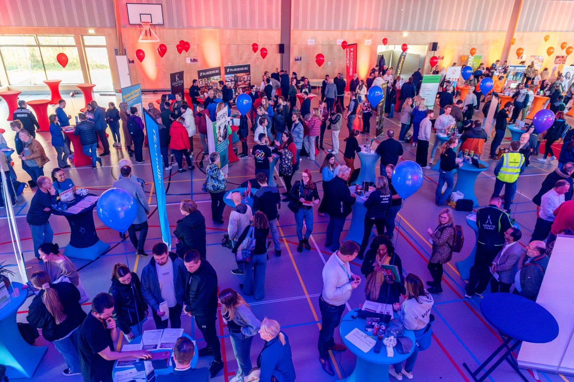 pbweek08_26016_Banenmarkt in sporthal De Phoenix (1)