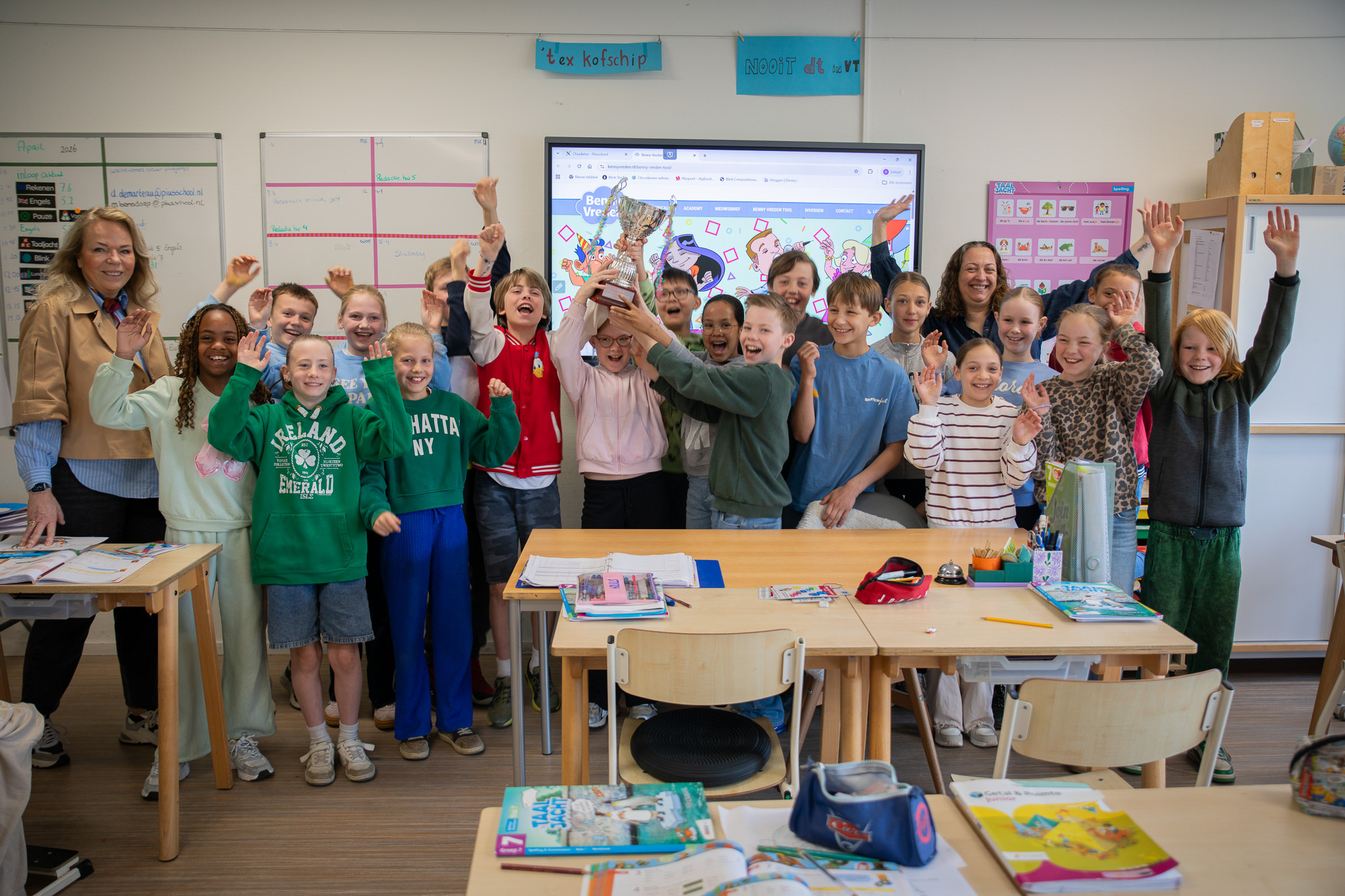 pbweek16_26037_Groep 7 van basisschool de Pius nemen wisselbeker in ontvangst voor beste score verkeersexamens 2026