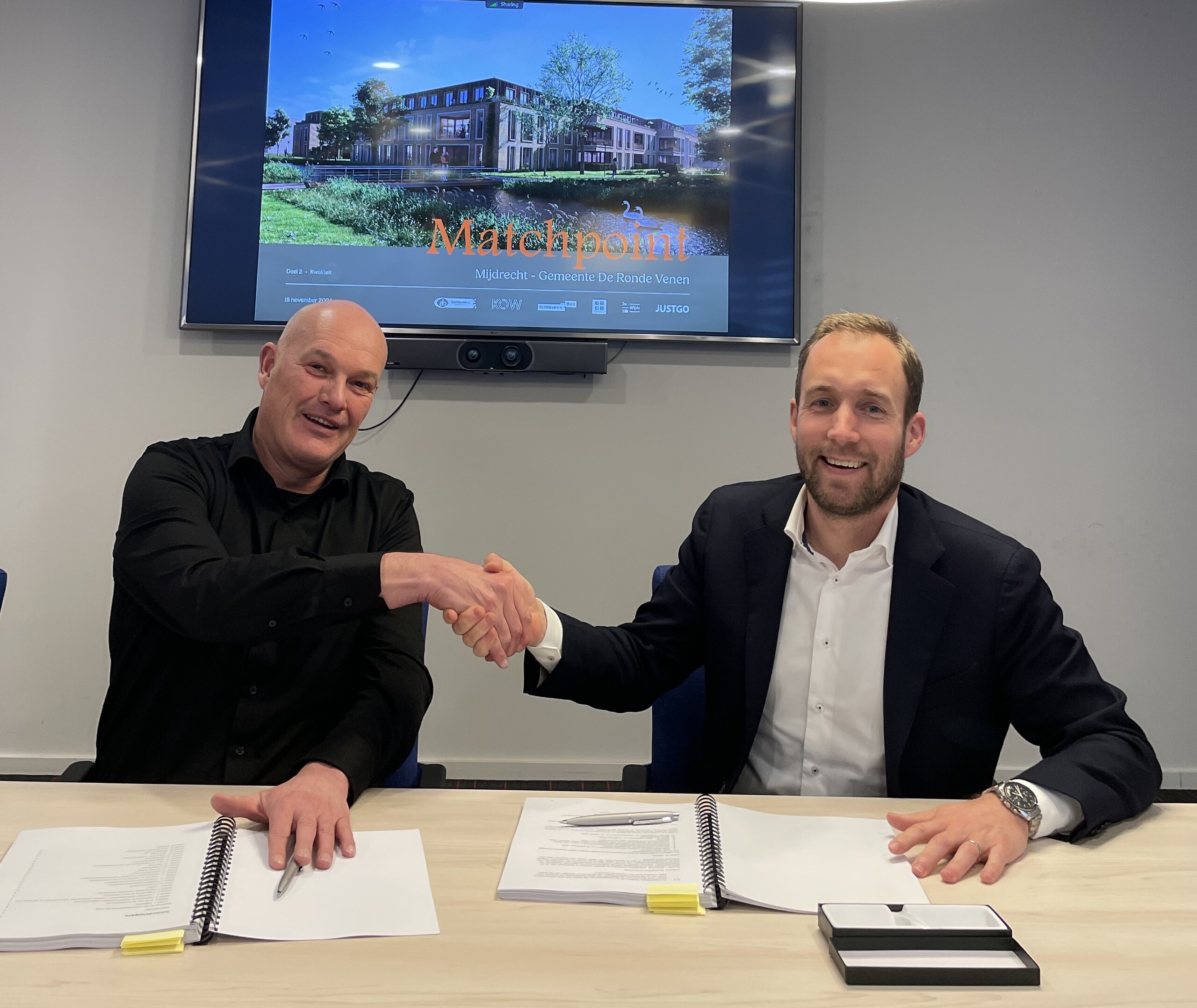 Directeur Erik Batenburg en wethouder Maarten van der Greft ondertekenen het koopcontract 